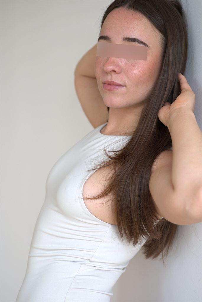 escort girl sofia schaut in die kamera