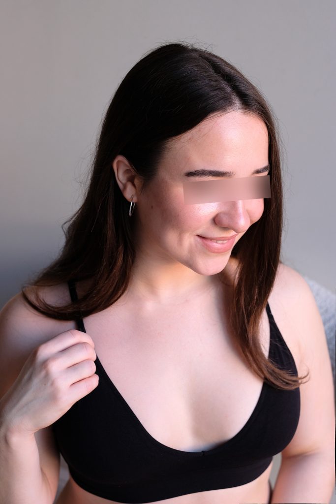 Escort Girl Sofia trägt ein schwarzes Oberteil