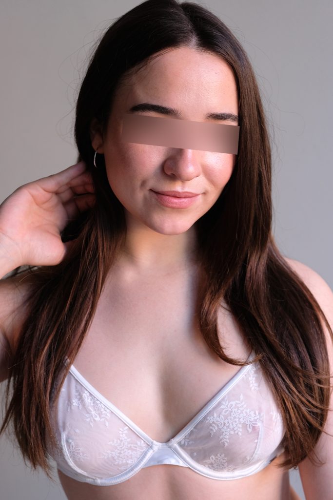 Escort Girl Sofia streicht sich die Haare aus dem Gesicht