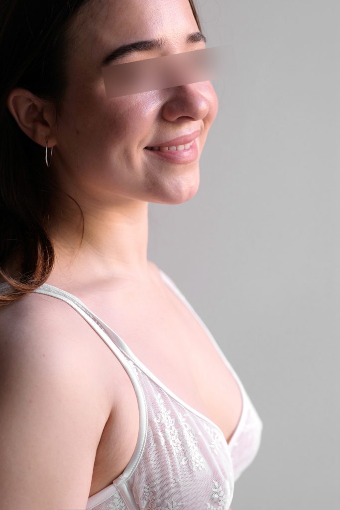 Escort Girl Sofia in einem weißen Top