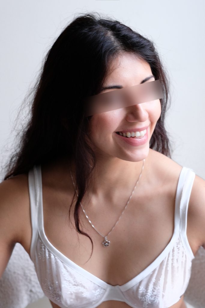 Escort Girl Berlin Mia lacht in die Kamera