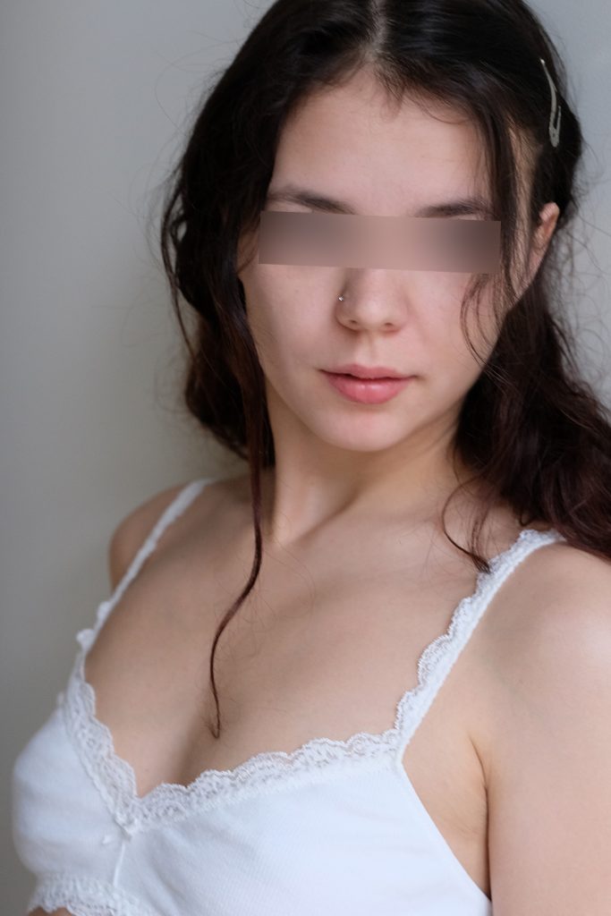 Ein Porträt vom Escort Girl Anna mit dunklen Locken