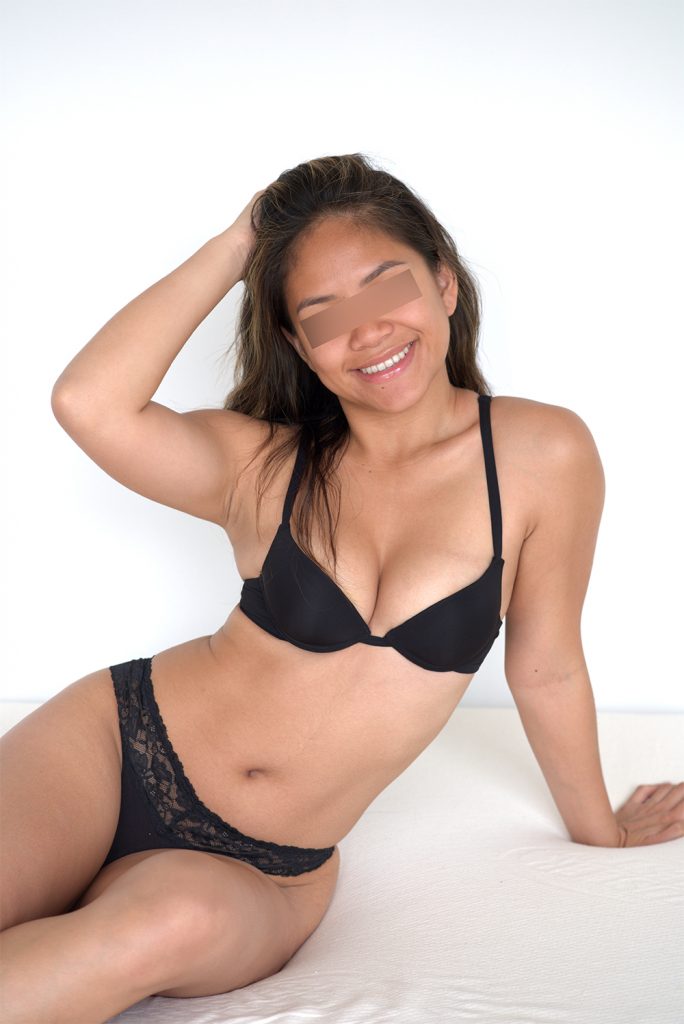 escort girl lena in schwarzem bh fährt sich durch die haare