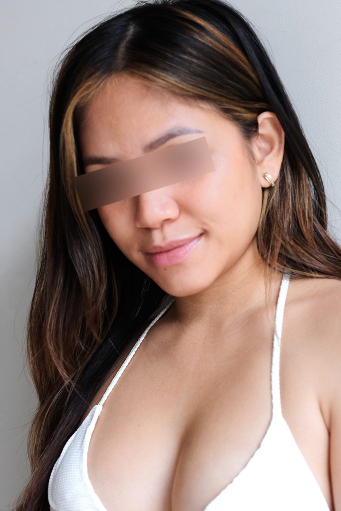 Escort Girl Lena lächelt sanft