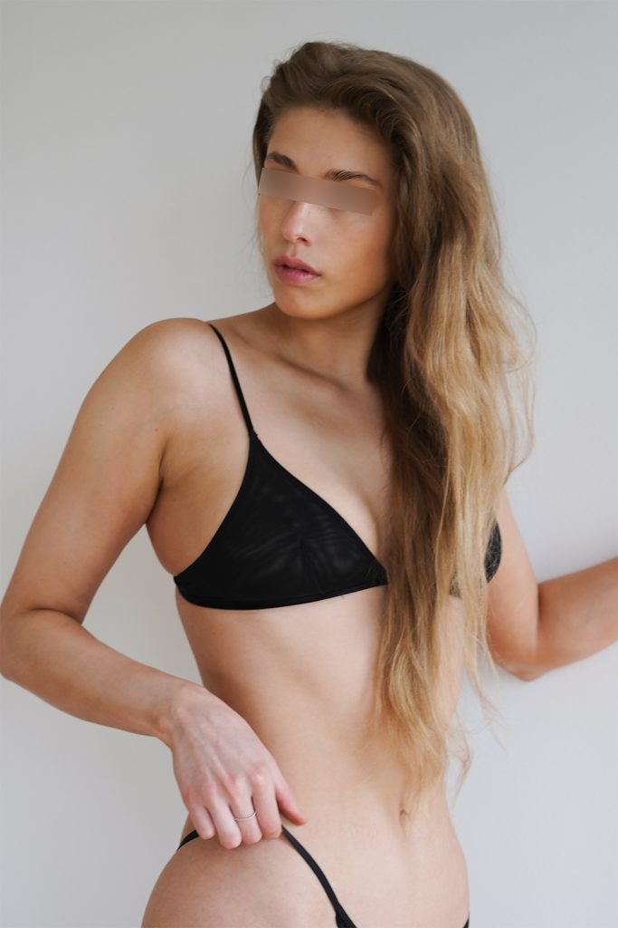 Escort Girl Maja in schwarzer Wäsche und langen blonden Haaren