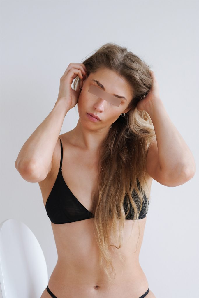 Escort Girl Maja streicht sich durch die Haare