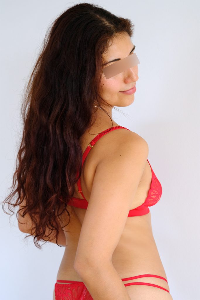 escort girl mia von der escort agentur berlin steht mit dem ruecken zur kamera