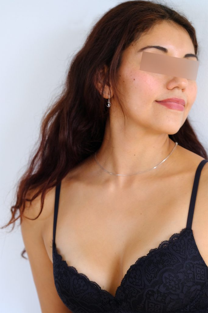 escort girl mia von der escort agentur berlin traegt ein schwarzen bh