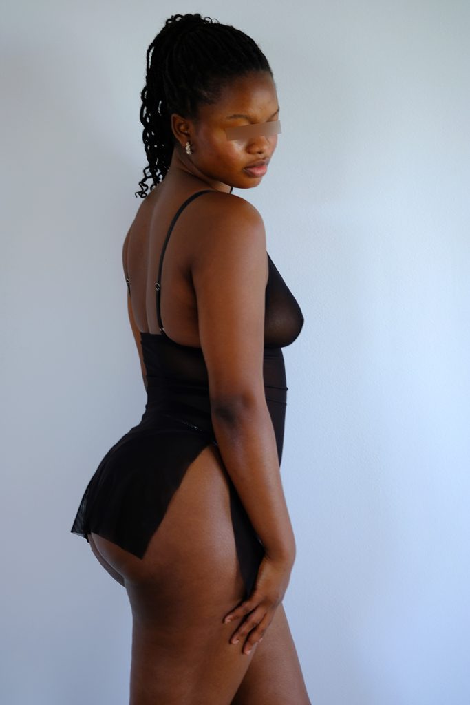 Escort Girl Olivia in schwarzen Dessous